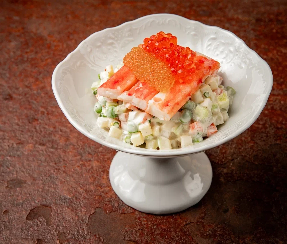 Классический оливье с крабом и красной икрой