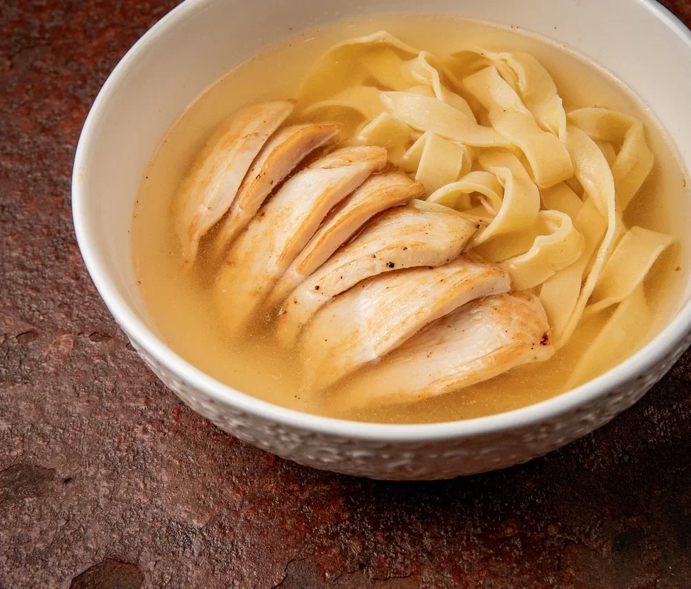 Куриный бульон с лапшой