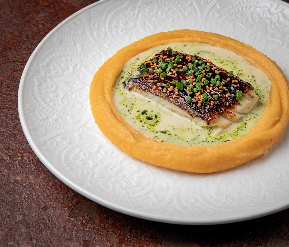 Палтус с пюре из кимчи и пряным бербланом