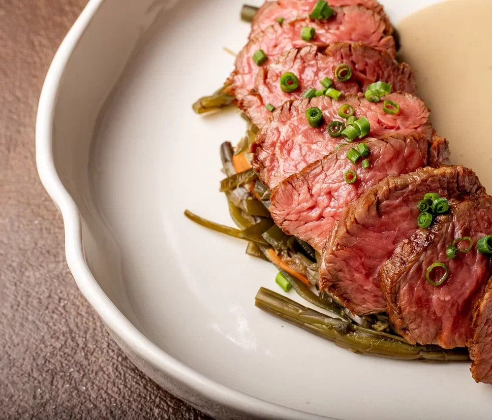 Ростбиф с морской капустой и папоротником