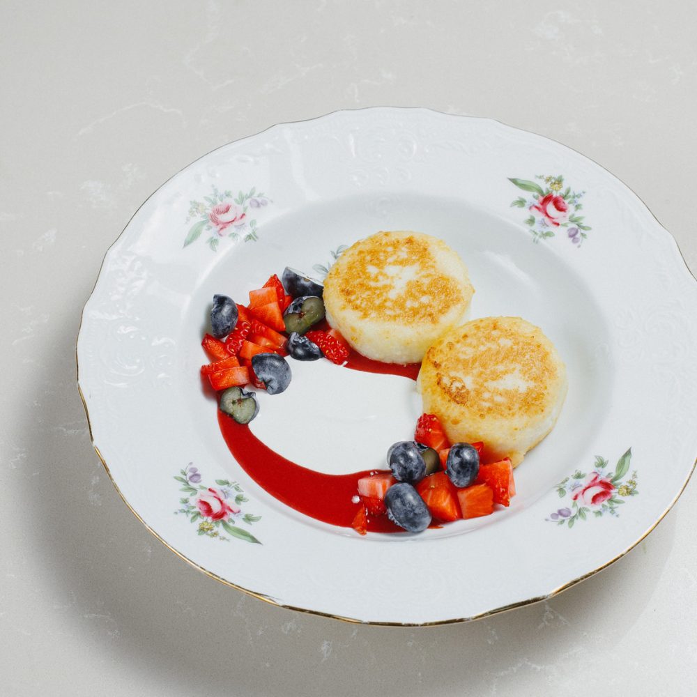 Сырники с клубничным соусом и ягодой