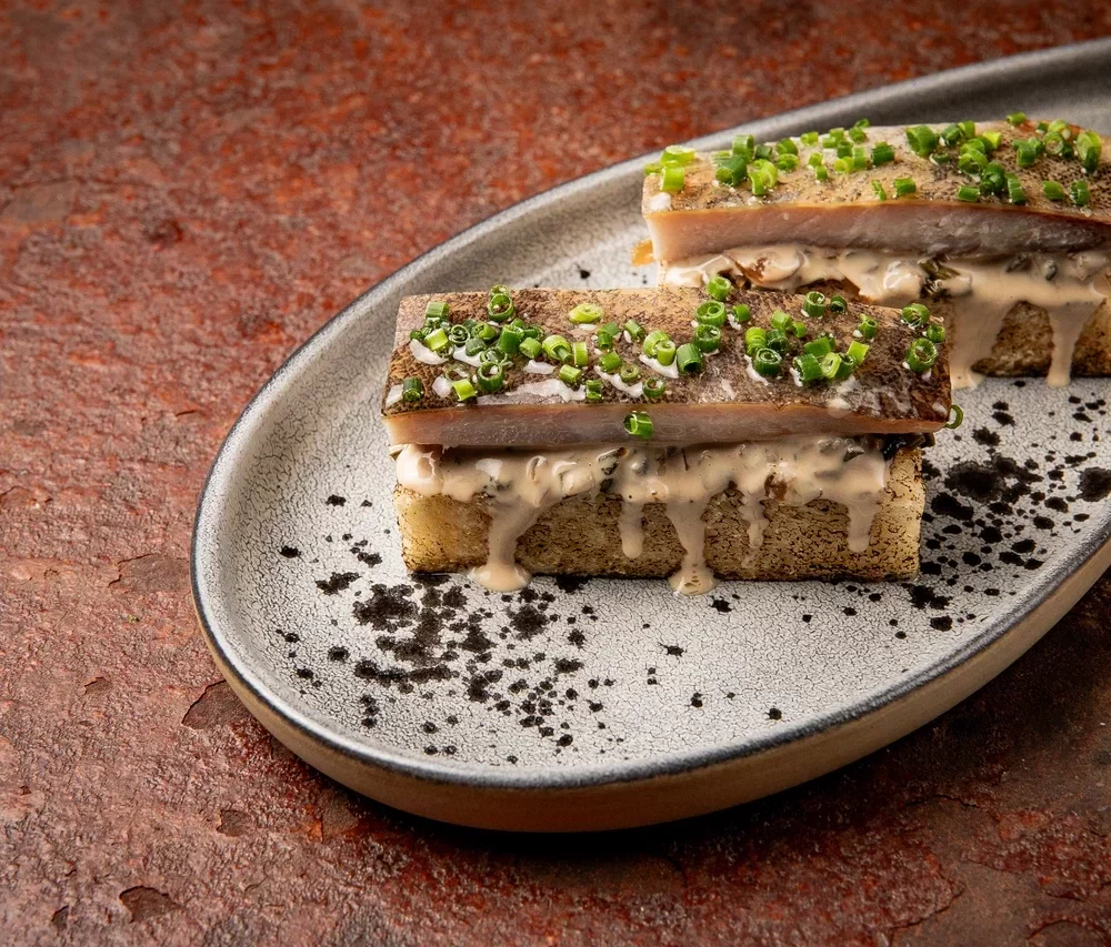 Бутерброд с копченой аухой, папоротником на молочной хлебе