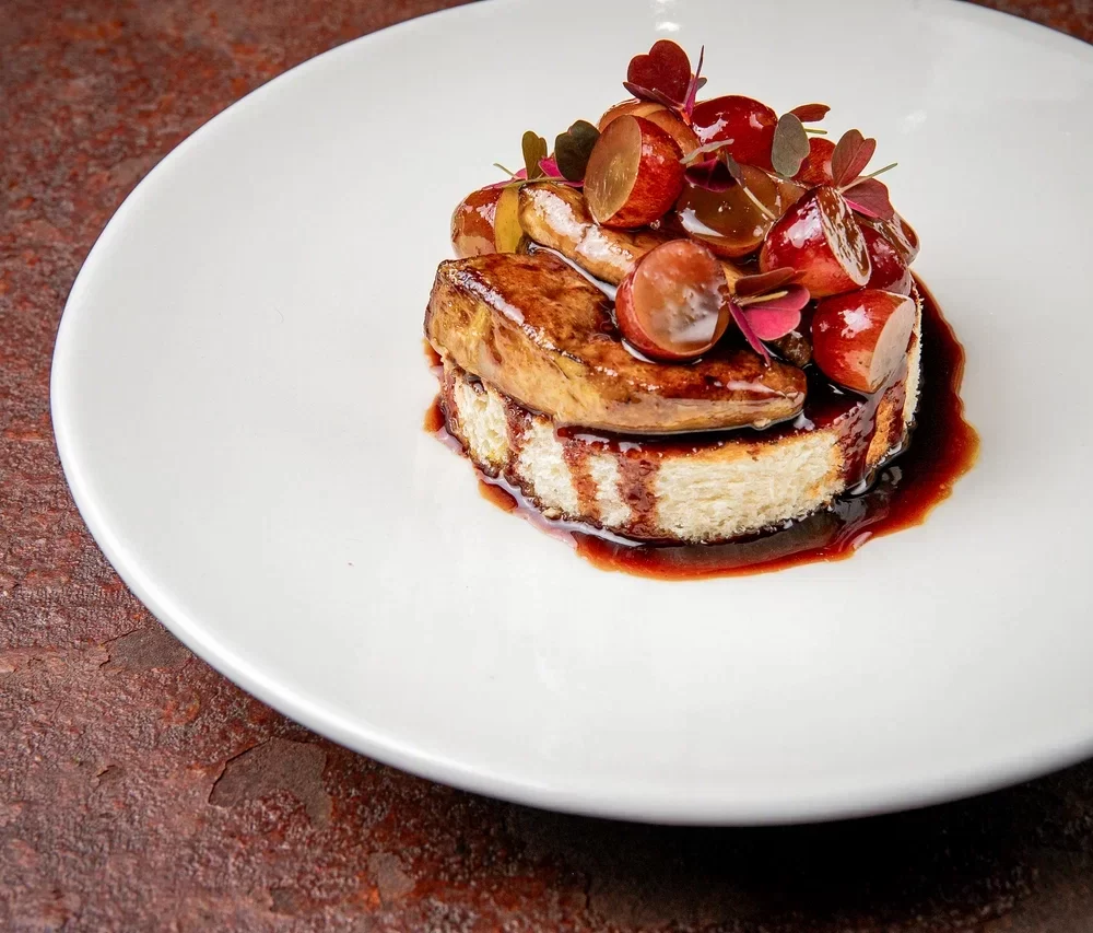 Эскалоп из Фуа-гра с виноградом и соусом из смородины