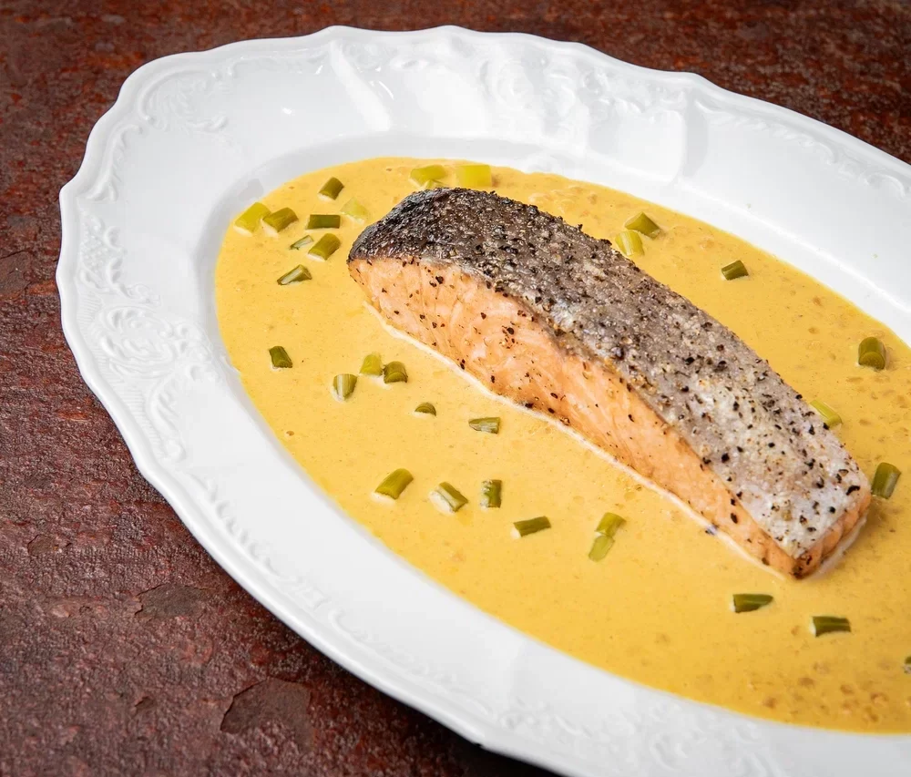 Семга с чечевицей, соусом карри и маринованными стрелками чеснока