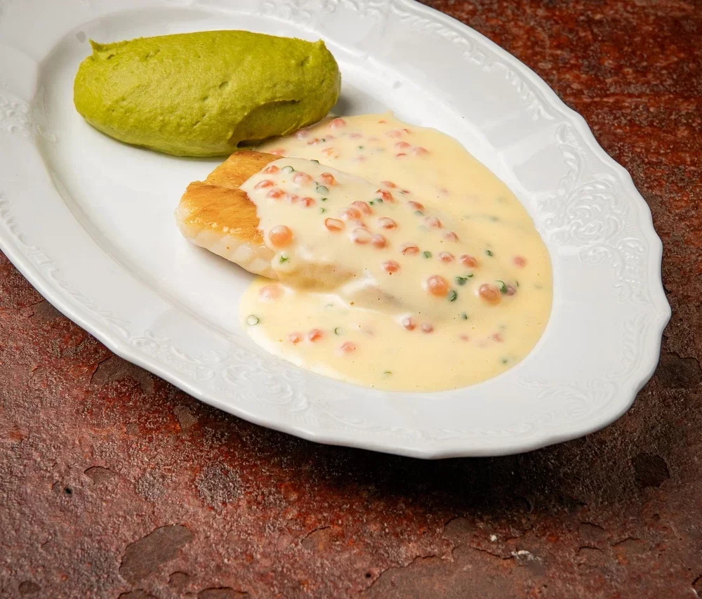 Ауха с пюре из брокколи, голландским соусом и красной икрой