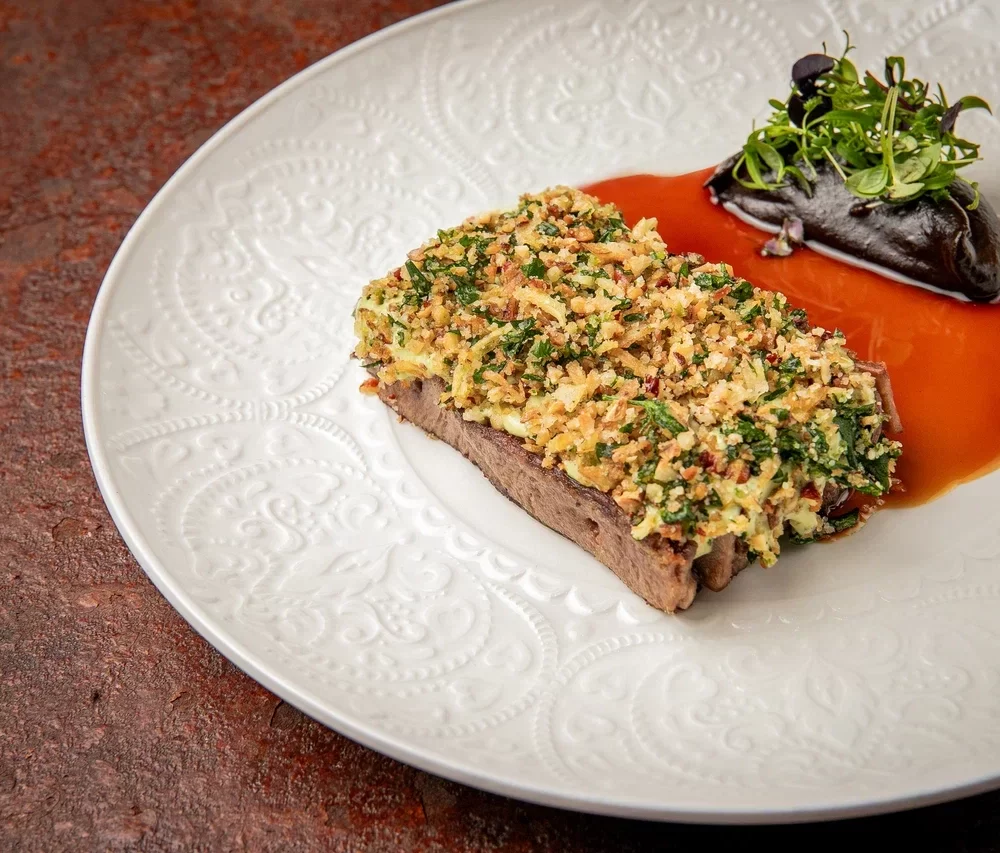 Язык оленя с кремом из черного чеснока