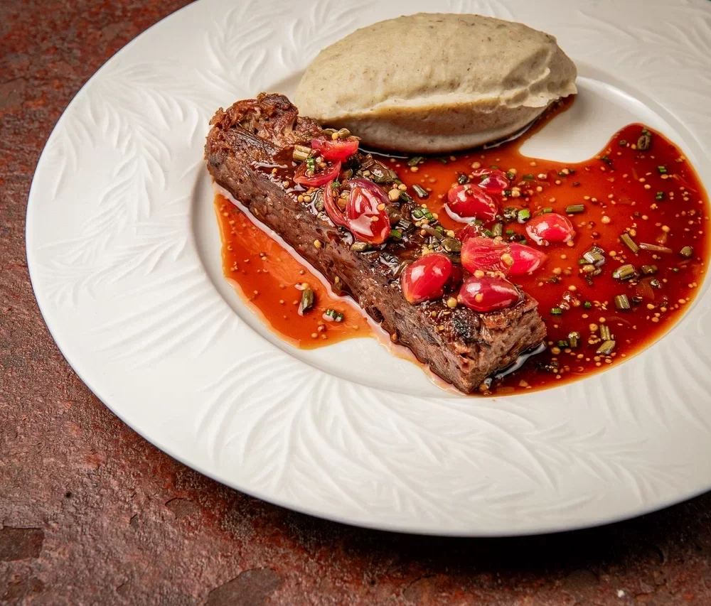 Стейк из бычьих хвостов с трюфельным пюре и демиглясом