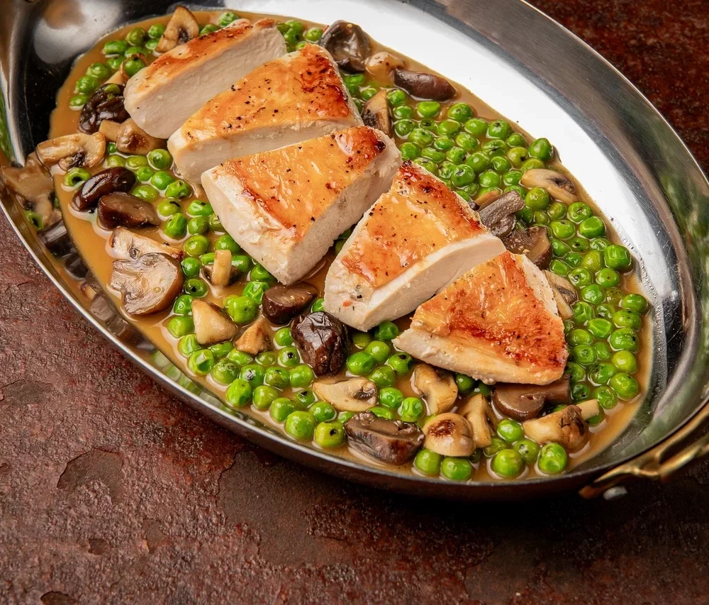 Филе цыпленка с зеленым горошком и грибами