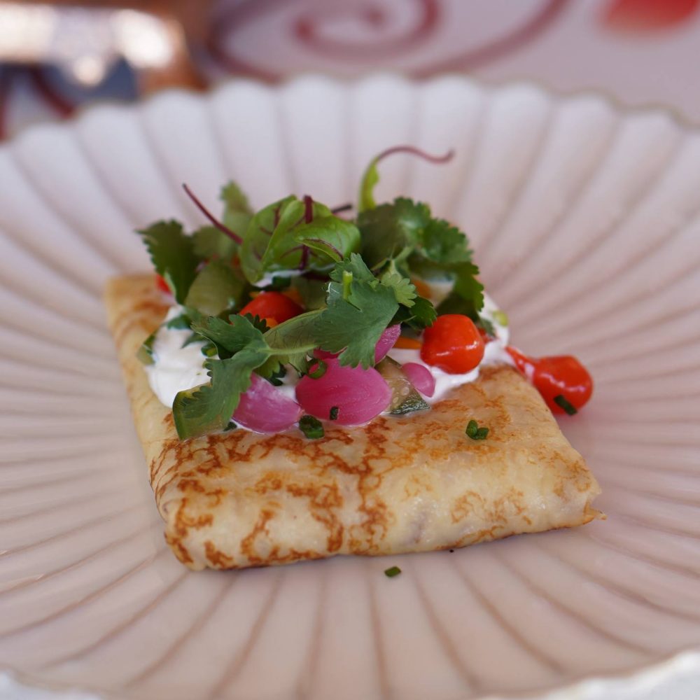 Блин с копченой рыбой и маринованными овощами