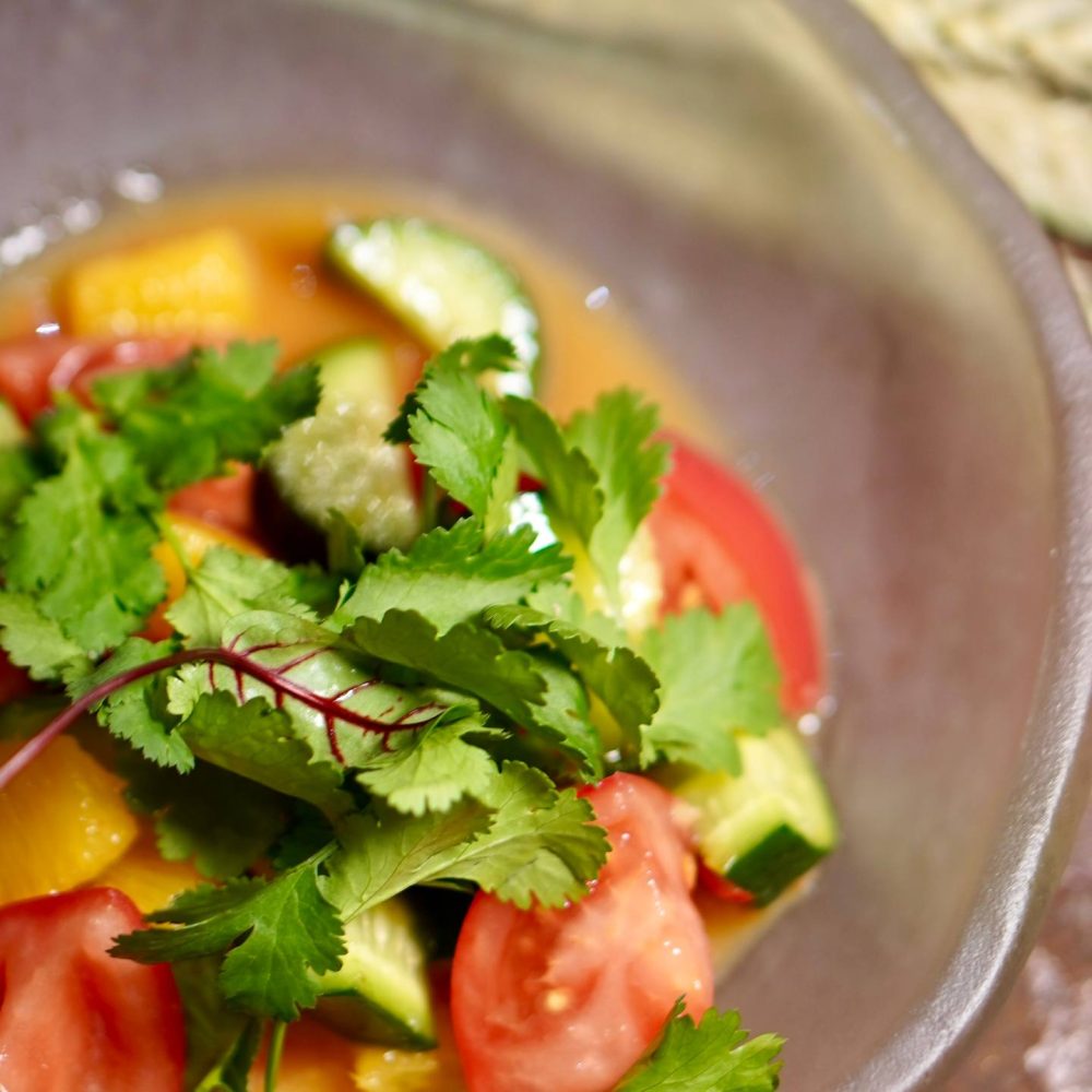 Салат из свежих овощей с томатной водой