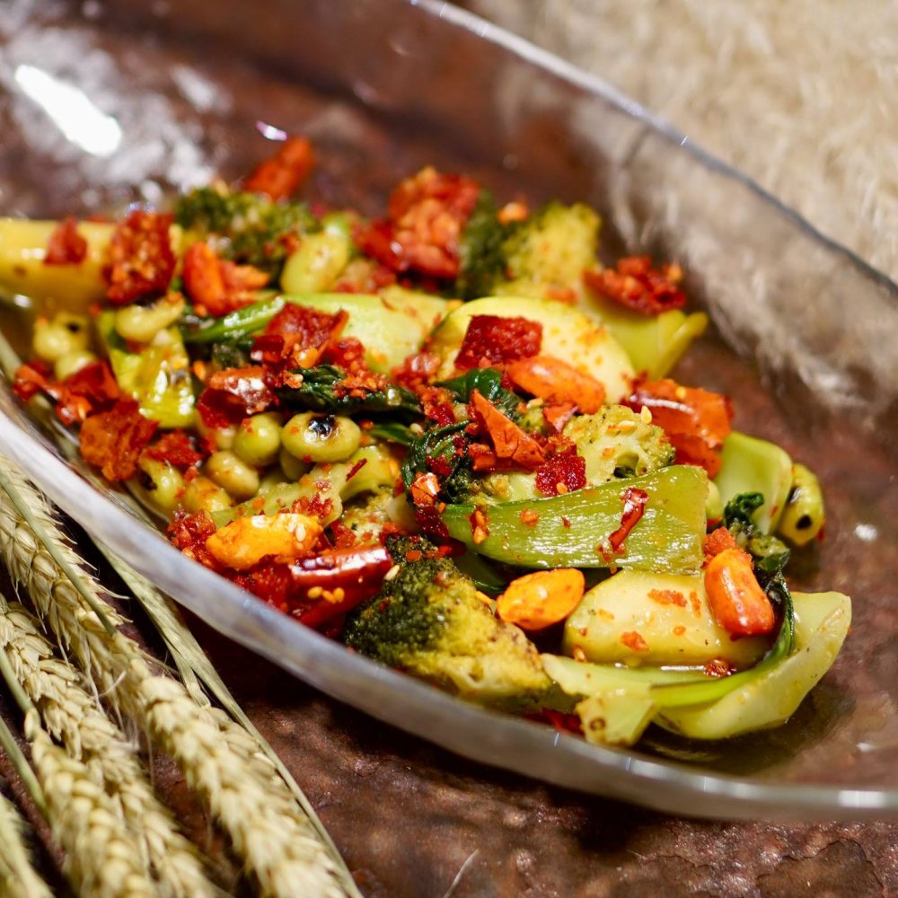 Зеленые овощи с соусом спайси